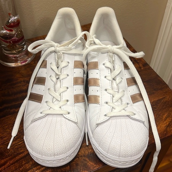 Adidas Superstars Tennis Shoes in White Copper Metallic, Size 8 - Picture 15 of 16